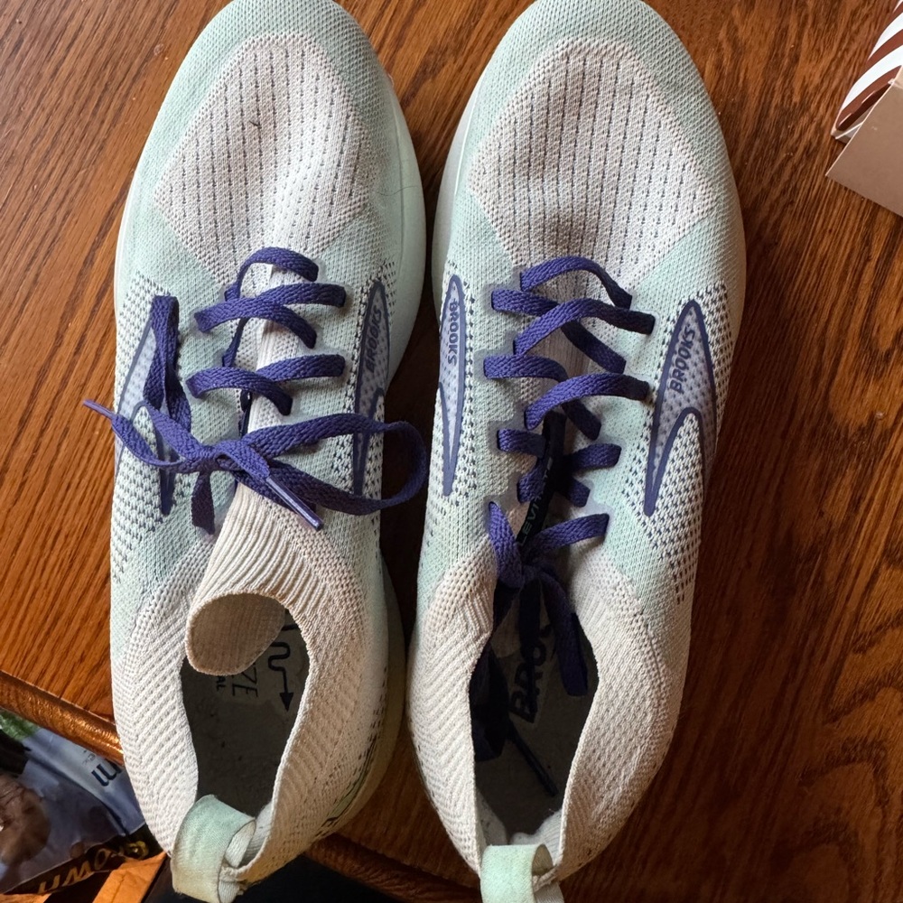 Like new Brooks Levitate StealthFit 5.  Women’s size 9.5